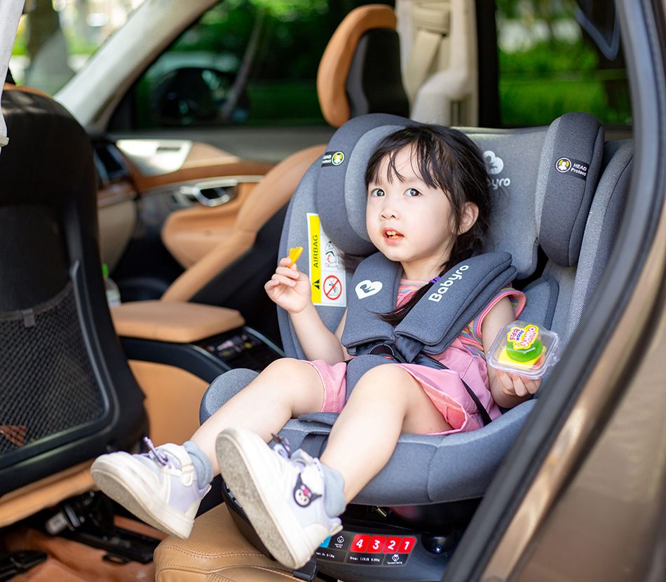 Bé lớn hơn vẫn ngồi vừa ghế Babyro