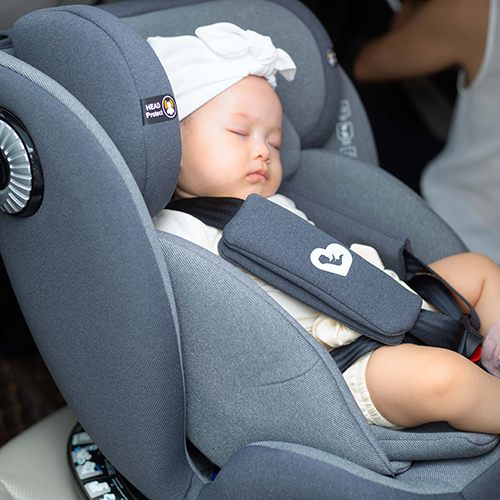 Bé ngủ ngon trên ghế ô tô Babyro