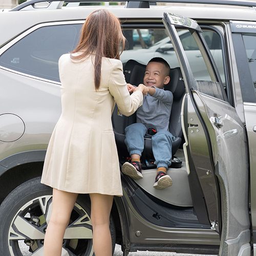 Mẹ xoay ghế Babyro ra cửa xe để đặt bé