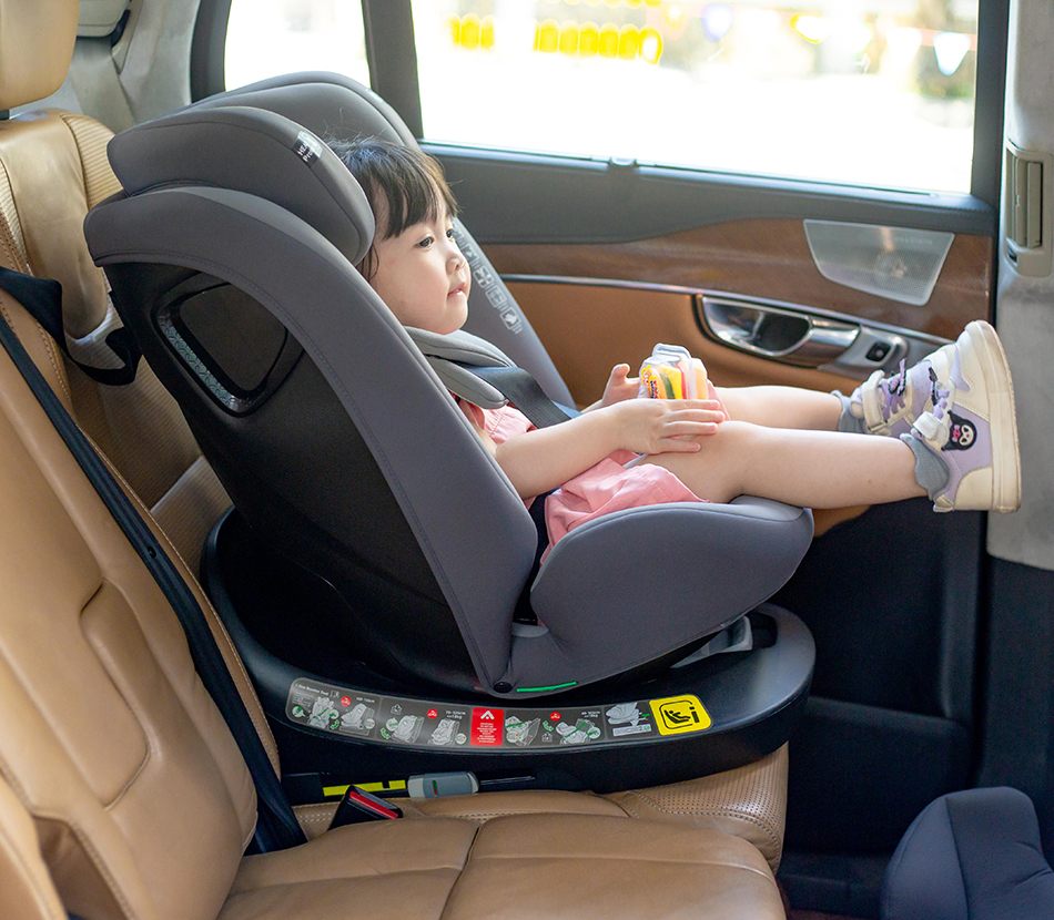 Bé ngả lưng thoải mái trên ghế Babyro